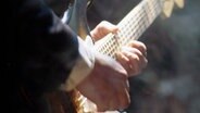 Ein Mann spielt E-Gitarre © Frank/Michaela Becker 