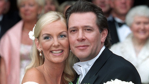15. Jui 2000: Jan Fedder und seine Braut Marion Kurt präsentieren sich nach ihrer Trauung im Hamburger Michel der Öffentlichkeit © Picture-Alliance / dpa 