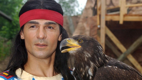 Erol Sander als Winnetou bei den Karl-May-Spielen in Bad Segeberg 2007. © picture-alliance/ dpa Foto: Wolfgang Langenstrassen