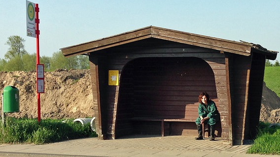 Sibel Kekilli sitzt in einem Häuschen an einer Bushaltestelle. © NDR Foto: Patricia Poelk