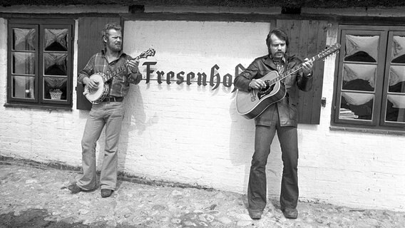 Die nordfriesischen Musiker und Liedermacher Knut Kiesewetter (r) und Fiede Kay (l) am 10. Juli 1975 vor dem Fresenhof bei Husum, dem Zuhause von Kiesewetter. © picture-alliance/ dpa 