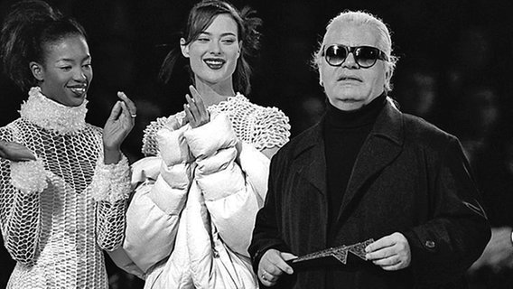 Modells applaudieren Karl Lagerfeld bei einer Modenschau am 15. März 1995 in Paris © dpa Foto: Pierre Verdy