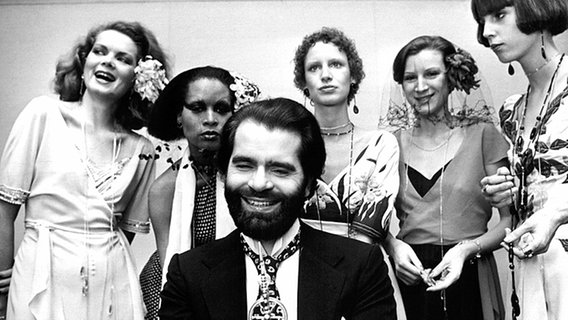 Inmitten von Modells hält Karl Lagerfeld am 29. November 1973 eine Auszeichnung in den Händen © dpa - Bildfunk Foto: Bertram
