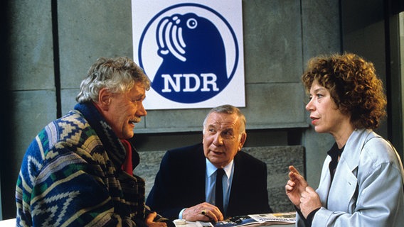 An der Seite von Evelyn Hamann spielt Carlo von Tiedemann 1996 in der Serie "Adelheid und ihre Mörder" in der Folge "Wellenlänge Mord" eine Nebenrolle © NDR/Christian Charisius Foto: Christian Charisius