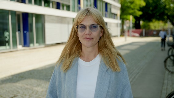 Anna Loos trägt eine Brille mit goldenem Rand. © NDR 90,3 Foto: Marco Peter
