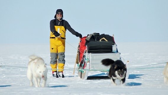Arved Fuchs auf einer Expedition mit Schlittenhunden im Eis. © Arved Fuchs Foto: Brigitte Ellerbrock