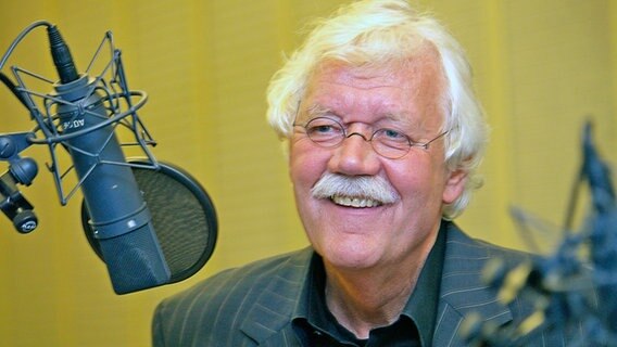 Carlo von Tiedemann bei Studio-Aufnahmen für das NDR Hörspiel "Du liebst mich, du liebst mich nicht" © NDR 
