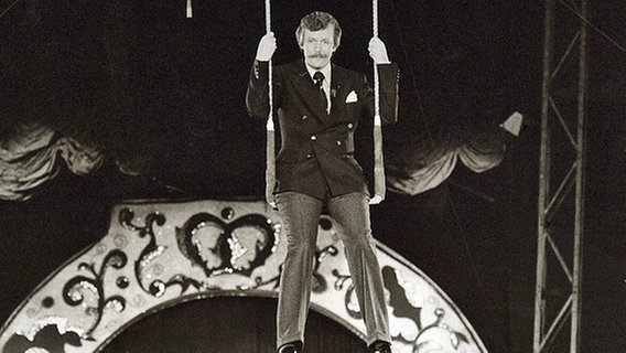 Carlo von Tiedemann als Hochseilartist in einem Zirkus-Zelt © NDR Fernsehen / Hans Ernst Müller 