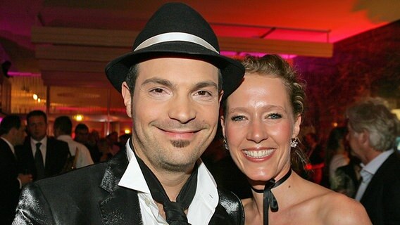 Der Sänger Roger Cicero und seine Freundin Katrin Clasen, aufgenommen am Sonntag (25.03.2007) auf der Party nach der Verleihung des Deutschen Schallplattenpreises "Echo" im Palais am Funkturm in Berlin. © dpa-Report Foto: Jens Kalaene