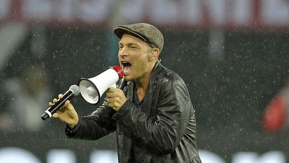 Roger Cicero singt im Leipziger Fußballstadion den offiziellen DFB-Song © imago/MIS 