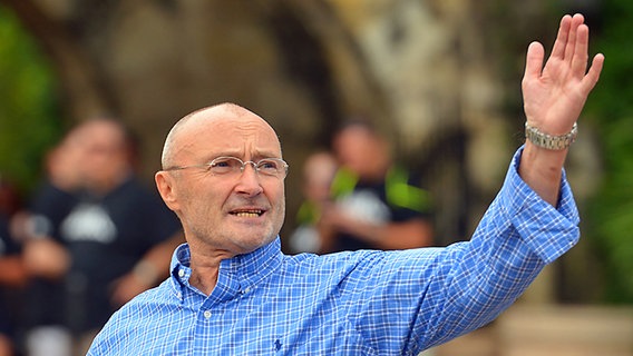 Phil Collins winkt am 26. Juni 2014 in San Antonio Fans zu. © picture alliance / ZUMAPRESS.com 