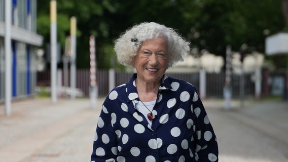 Elfi Küster trägt eine blaue Bluse mit weißen Punkten © NDR Foto: Frederike Burgdorf