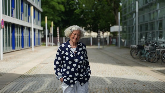 Elfi Küster steht auf der Straße © NDR Foto: Frederike Burgdorf