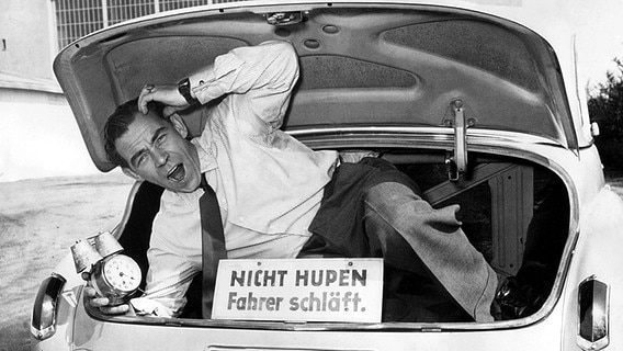 Peter Frankenfeld im Kofferraum seines Autos (1952). © picture alliance/Keystone 