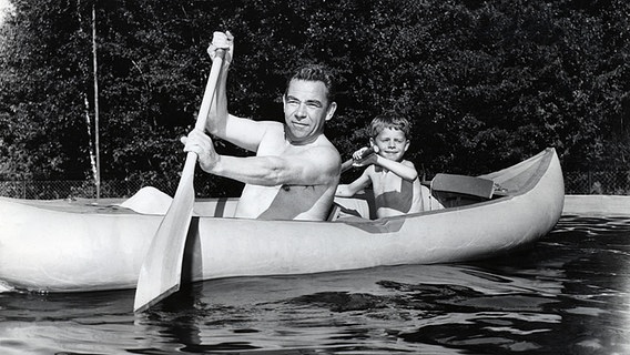 Peter Frankenfeld mit Sohn Thomas im Kanu im heimischen Bassin am 18.07.1959. © picture alliance/Keystone 