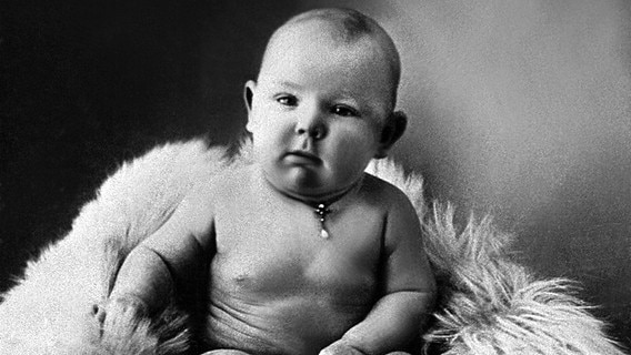 Peter Frankenfeld als Baby  auf einem Fell © picture alliance 