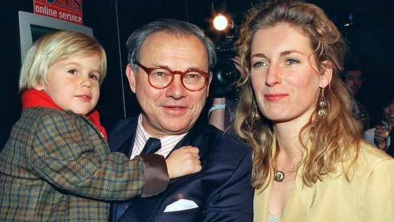 Verleger Hubert Burda mit seiner Frau Maria Furtwängler und Sohn Jacob im Jahr 1994 © dpa-Fotoreport 