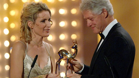 Maria Furtwängler überreicht dem ehemaligen US-Präsident Bill Clinton 2005 einen Bambi. © dpa-Report 