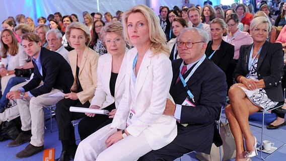 Der Verleger Hubert Burda (vorne, r-l) hat auf seinem Schoss seine Frau, die Schauspielerin und Schirmherrin der Konferenz, Maria Furtwängler, während neben ihnen EU-Kommissarin Viviane Reding und Bundesarbeitsministerin Ursula von der Leyen (CDU) bei der Konferenz DLD Women (Digital Life Design). © dpa Foto: Tobias Hase