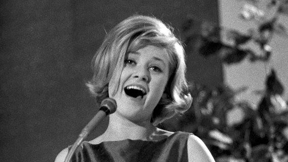 Die 17-jährige dänische Sängerin Gitte Haenning bei einem Auftritt am 15.06.1963 bei den Deutschen Schlagerfestspielen im Kurhaus in Baden-Baden. © picture alliance / Harry Flesch Foto: Harry Flesch
