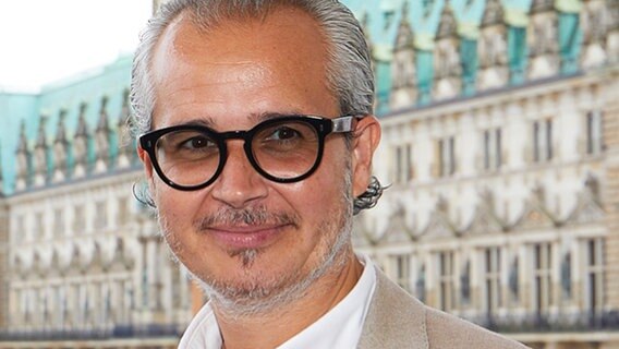 Anaisio Guedes steht vor dem Hamburger Rathaus © Anaisio Guedes 
