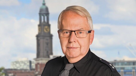 Harald Maack steht in Polizeiuniform vor dem Michel. © ZDF Foto: Boris Laewen