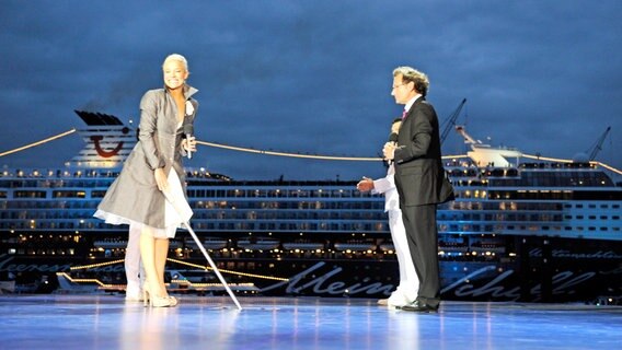 Ina Müller als Taufpatin bei der Schiffstaufe von "Mein Schiff" im Mai 2005. © dpa / picture alliance Foto: Isabel Schiffler