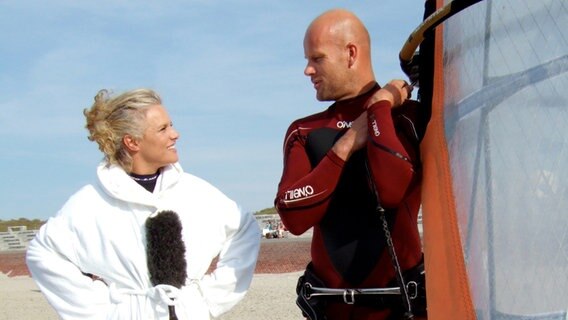 Ina Müller mit einem Kiter am Strand von Norderney. © Axel Hahne Foto: Axel Hahne
