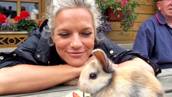 Ina Müller mit einem Kaninchen. © Axel Hahne Foto: Axel Hahne