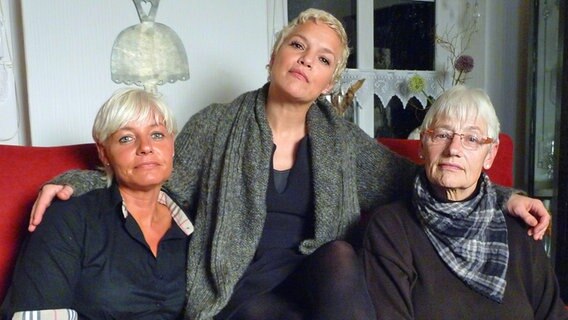 Ina Müller mit ihrer Mutter und einer ihrer vier Schwestern. © Axel Hahne Foto: Axel Hahne