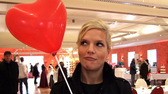 Ina Müller mit einem Luftballonherz auf der Hochzeitsmesse in Bovenau. © Axel Hahne Foto: Axel Hahne