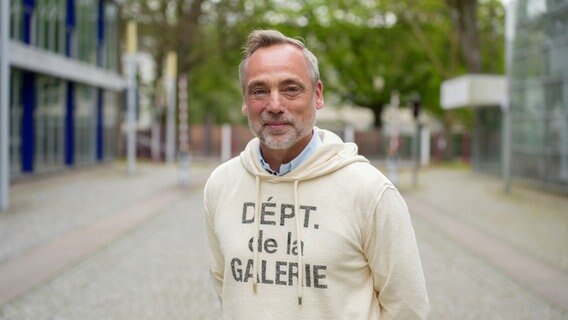 Der Musikmanager Jens Thele steht vor dem Funkhaus. © NDR Foto: Arman Ahmadi