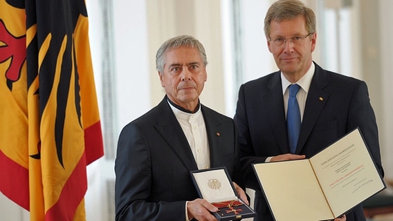 John Neumeier und Christian Wulff am 04.10.2011 im Schloss Bellvue nach der Verleihung des Bundesverdienstkreuzes an den Choreografen. © dpa-Bildfunk Foto: Hannibal Hanschke