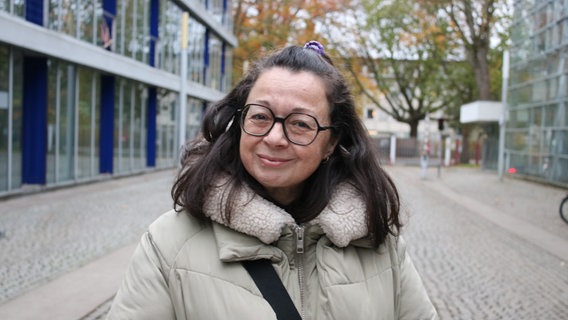 Mitra Kassai trägt eine schwarze Hornbrille. © NDR 90,3 Foto: Regina Kramer