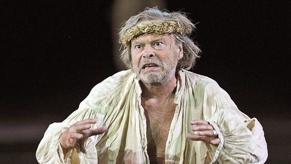 Volker Lechtenbrink als König Lear steht am Dienstag (12.06.2012) in der Fotoprobe zum Stück "König Lear" bei den Bad Hersfelder Festspielen in der Stiftsruine auf der Bühne. © dpa-Bildfunk Foto: Uwe Zucchi