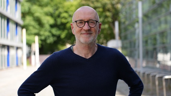 Peter Lohmeyer stützt die Hände in die Hüften. © NDR Foto: Frederike Burgdorf