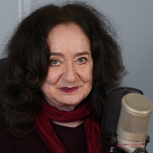 Die Schauspielerin Mechthild Großmann sitzt am Mikrophon © NDR Foto: Frederike Burgdorf