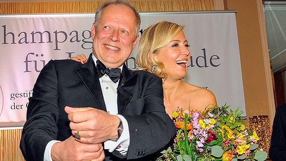 Schauspieler Axel Milberg mit seiner Frau Judith bei der Preisverleihung des Champagne-Preis für Lebensfreude 2014 in Hamburg. © picture alliance/BREUEL-BILD 