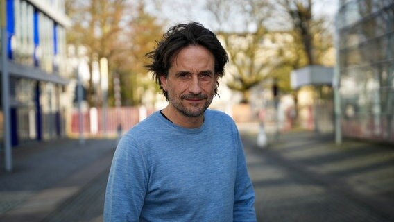 Oliver Mommsen steht vor dem Funkhaus. © NDR 90,3 Foto: Arman Ahmadi