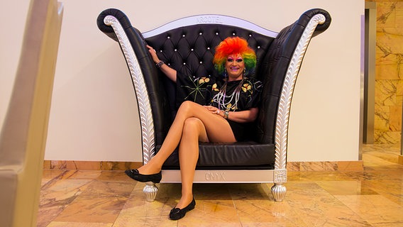 Dragqueen Olivia Jones auf einem großen Sessel in einem Hotel in Hamburg. © NDR Foto: Claudia Timmann
