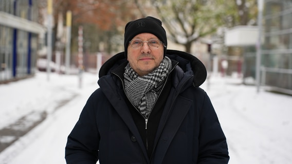 Olli Dittrich steht im Schnee. © NDR Foto: Frederike Burgdorf