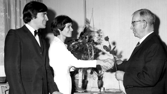 Schlagersängerin Mary Roos heiratet 1969 den Franzosen Pierre Scardin. © Picture-Alliance / dpa 