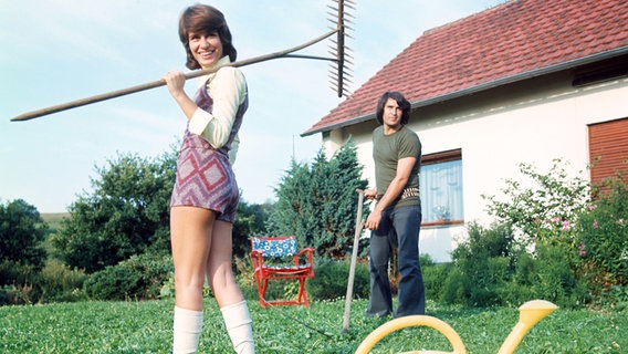 Schlagersängerin Mary Roos und Ehemann Pierre Scardin im Garten ihres Hauses © Picture-Alliance / dpa Foto: Roland Witschel