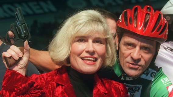 Mary Roos mit Danny Clark beim Sechstagerennen 1996 in Dortmund © Picture-Alliance / dpa Foto: Franz-Peter Tschauner