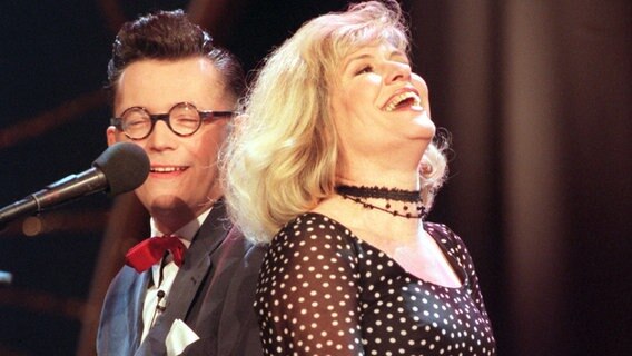 Mary Roos und Götz Alsmann bei der Aufzeichnung der NDR Fernsehsendung "Der schönste Grand Prix" 1998. © Picture-Alliance / dpa Foto: Markus Beck