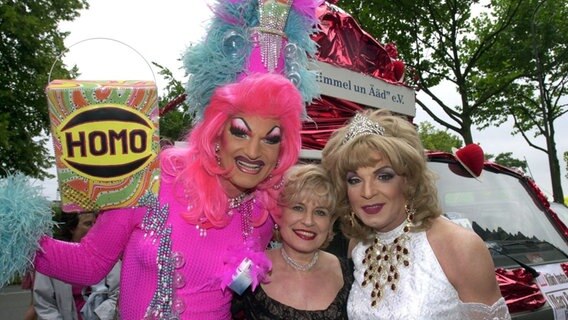 Mary Roos (Mitte) mit Olivia Jones (li.) beim Christopher Street Day 2001 in Köln © Picture-Alliance / dpa Foto: Bernd Thissen