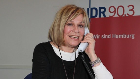 Mary Roos hält eine Telefonhörer in der Hand © Picture-Alliance / dpa Foto: Ulrike Blitzner