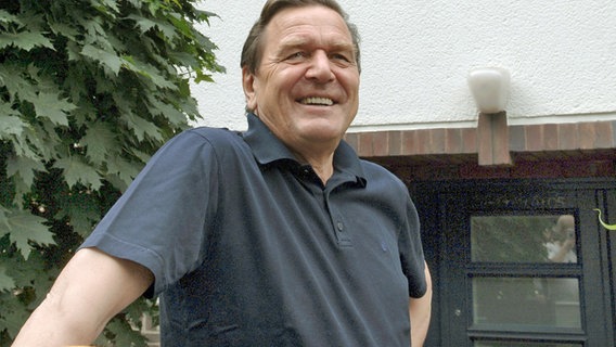 Gerhard Schröder steht im Polo-Hemd vor seinem Haus in Hannover. © picture alliance Foto: Wolfgang Weihs
