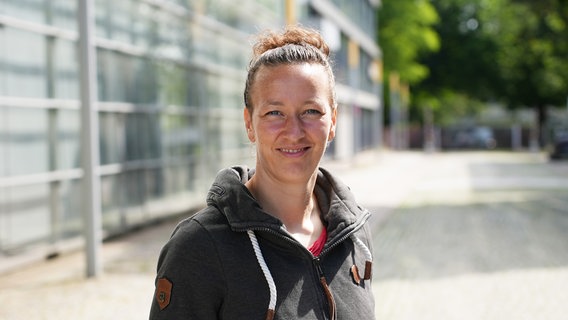 Almuth Schult steht vor dem Funkhaus © NDR Foto: Arman Ahmadi