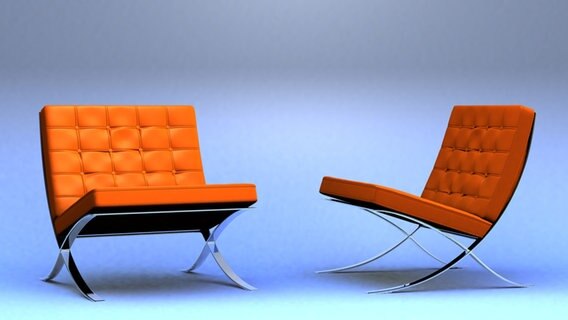 Zwei orangefarbene moderne Sessel stehen sich vor blauem Hintergrund schräg gegenüber. © © BBB3 - Fotolia.com_3372846 Foto: © BBB3 - Fotolia.com_3372846